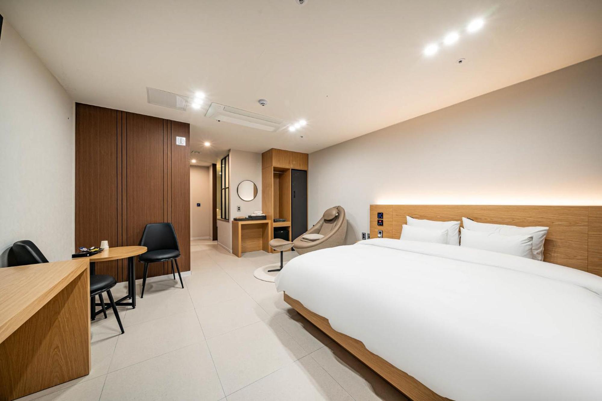 Mokpo Brown Dot Hotel Namak Exterior foto